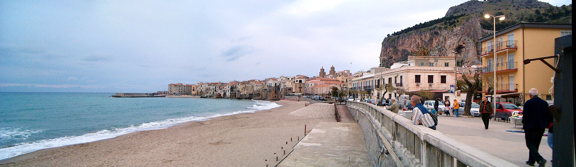 Panorama of Cefalù between sea and mountains